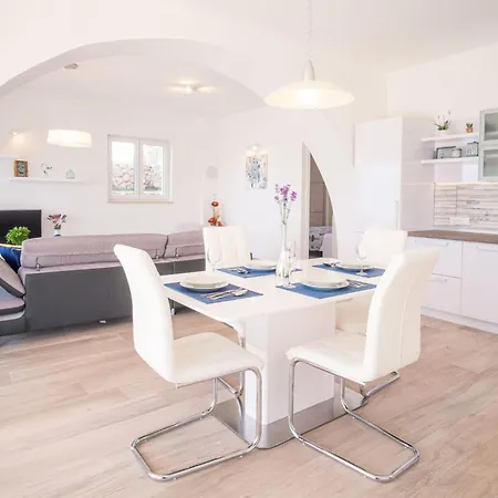 Daire Luxurioeses Grohot Mit Privatem Infinity-pool By Interhome